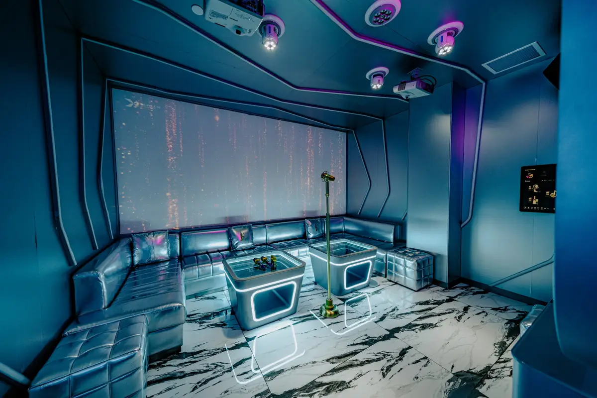 Deluxe Room 02