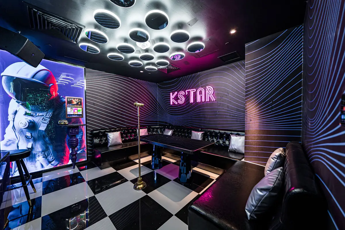 Deluxe Room 02